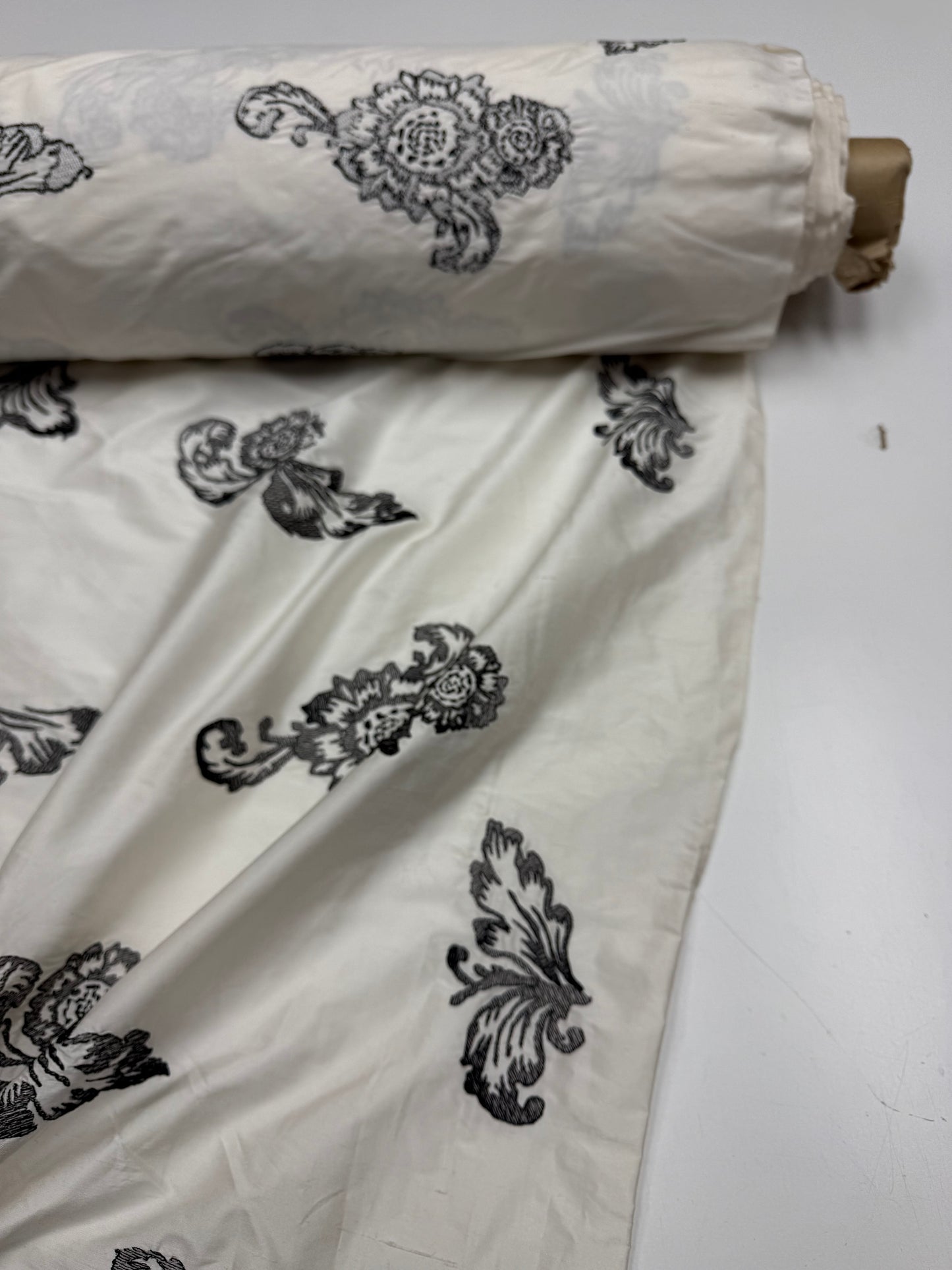 Silk Taffeta off-white with embroidery flowers