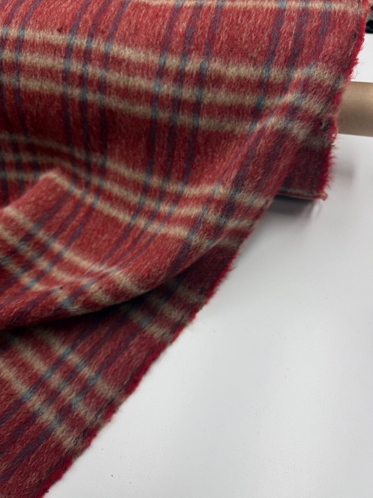 Wol mix furry ruit rood blauw.