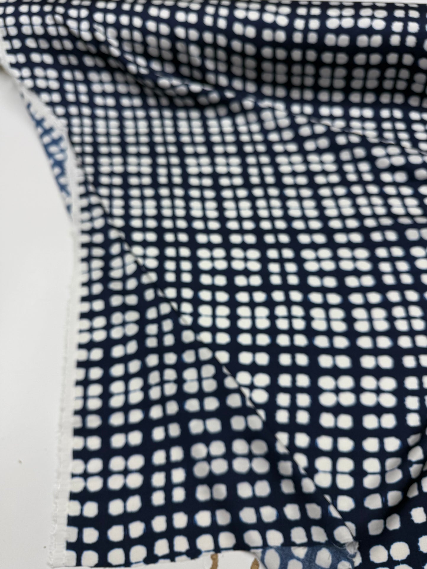 Viscose satijn abstract dots navy white.