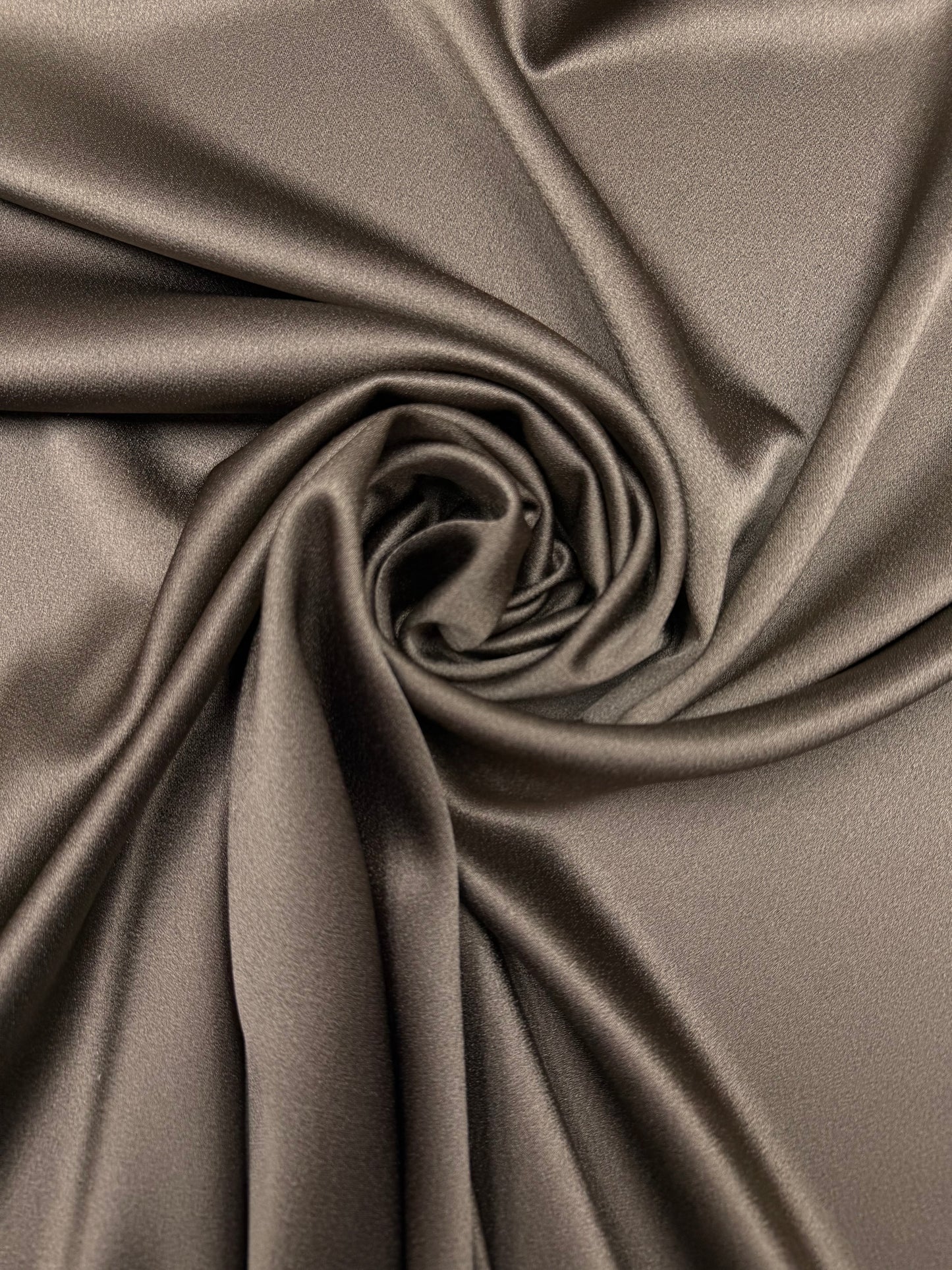 Crepe satijn Cady taupe bruin