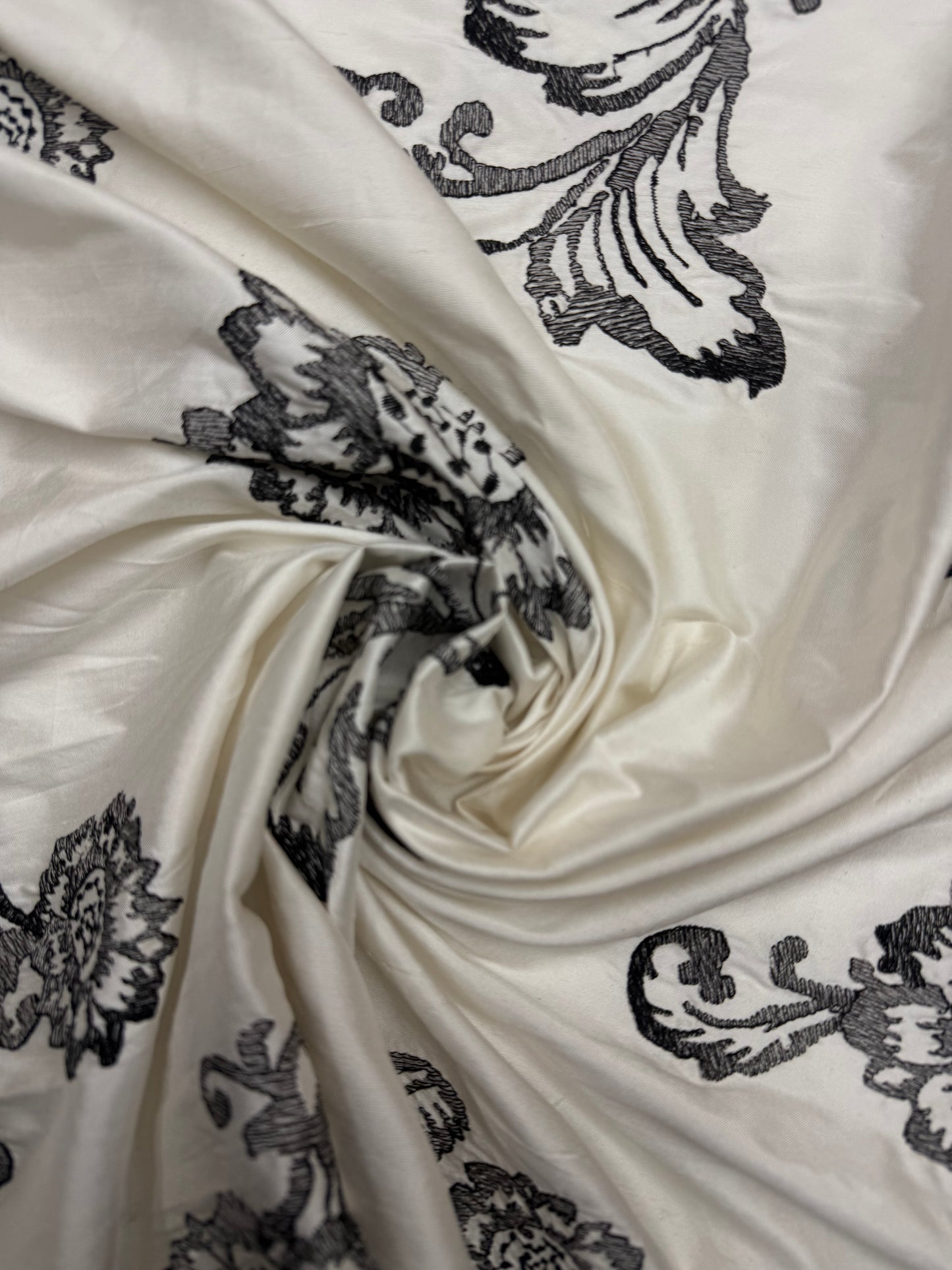 Silk Taffeta off-white with embroidery flowers