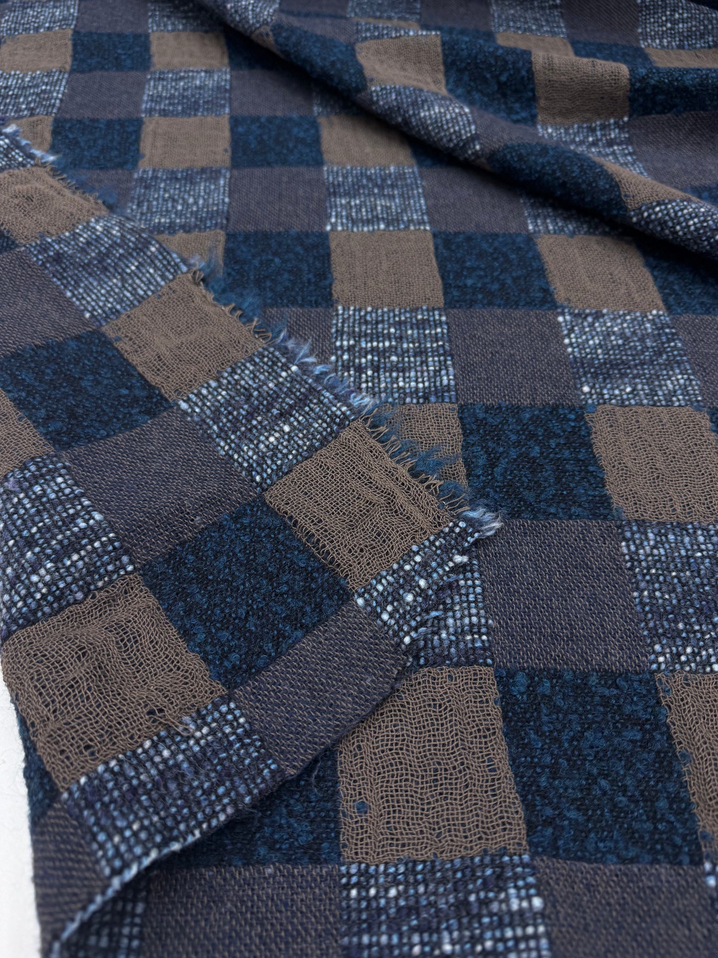 Geblokte wol blend Jaquard blauw tinten.