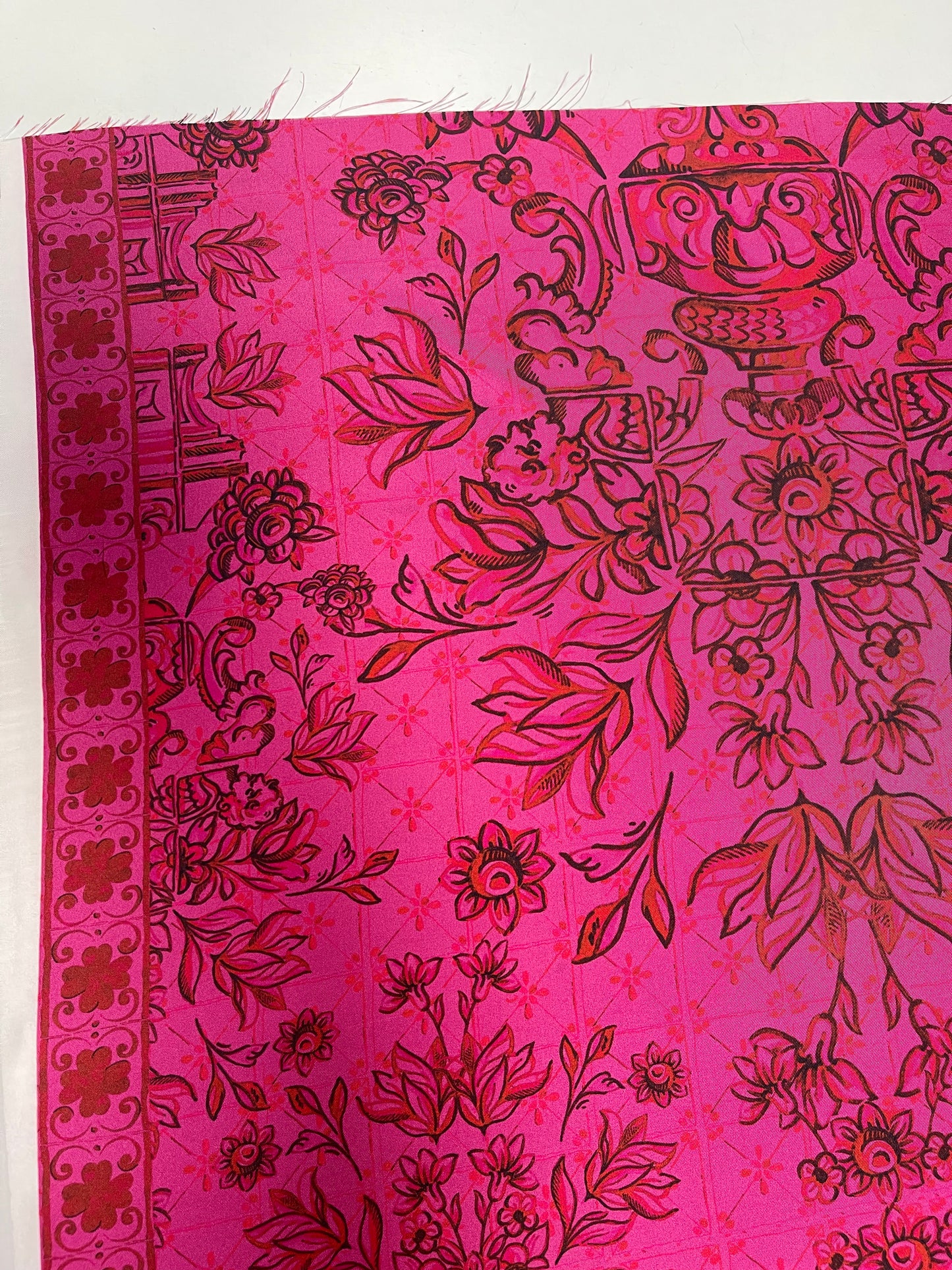 SS2024 zijden twill painting vase red pink