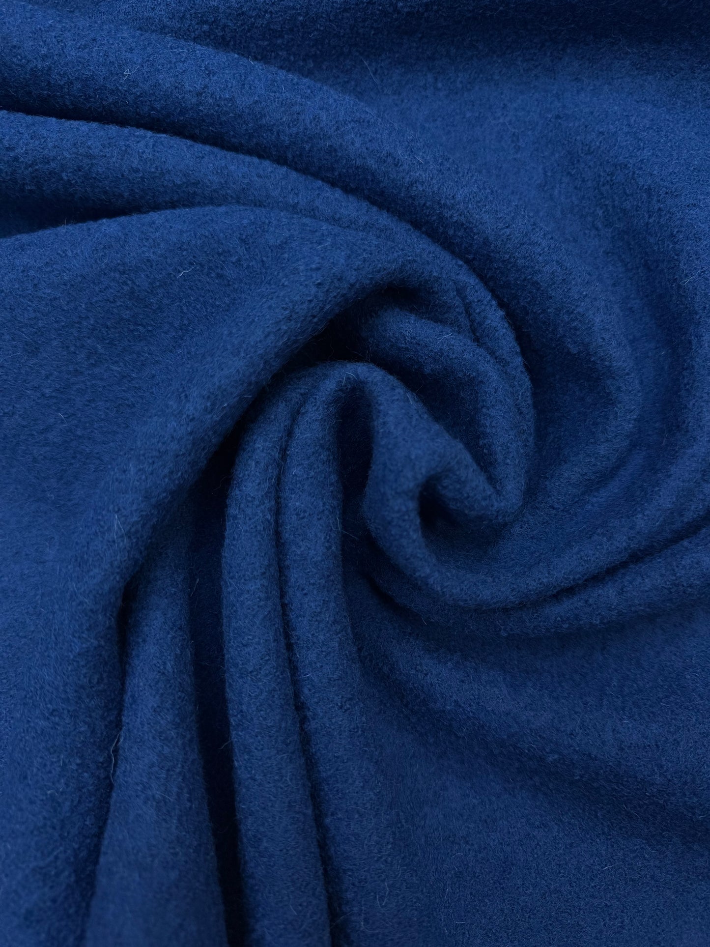 Gekookte wol helder blauw.