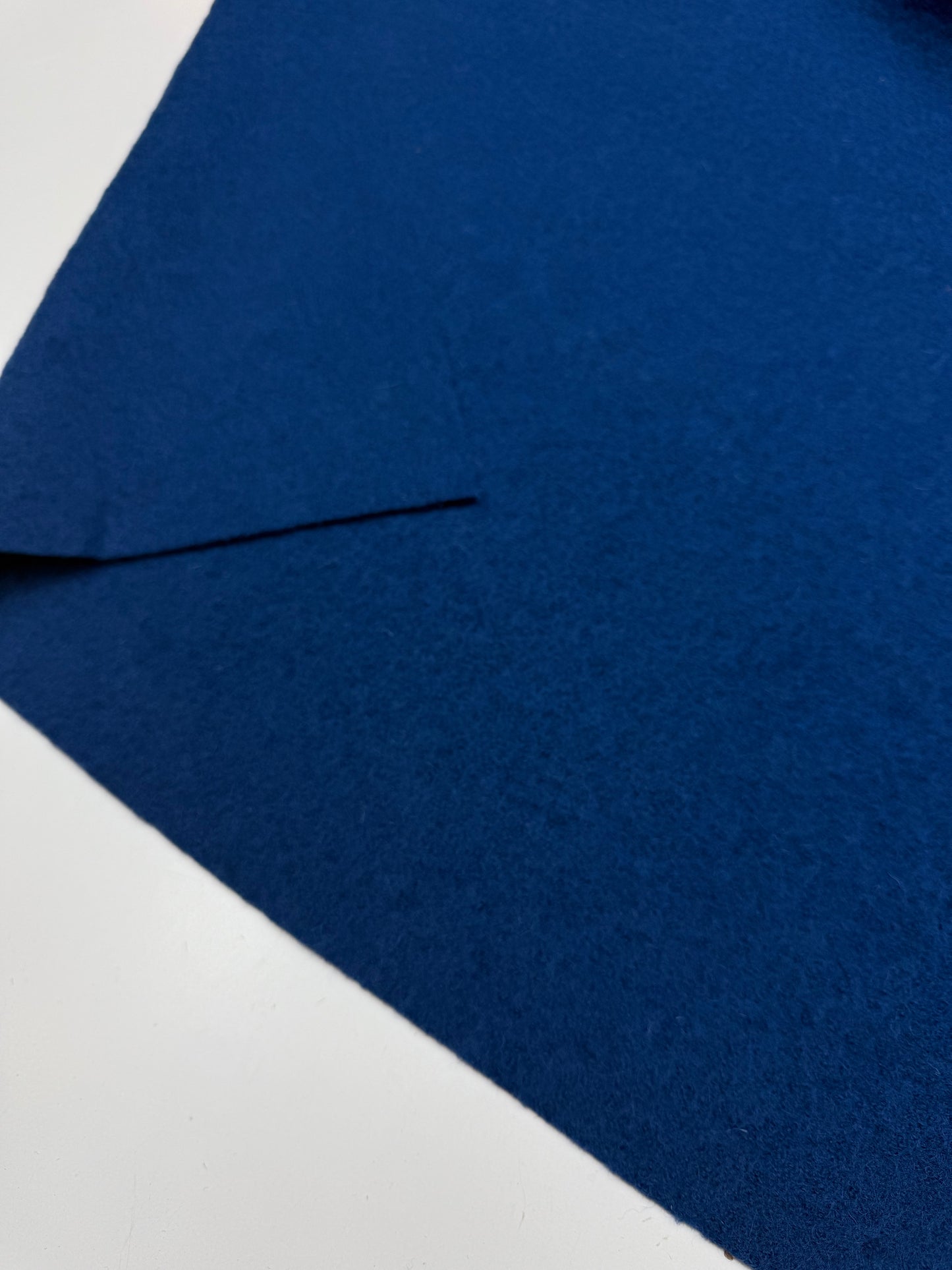 Gekookte wol helder blauw.