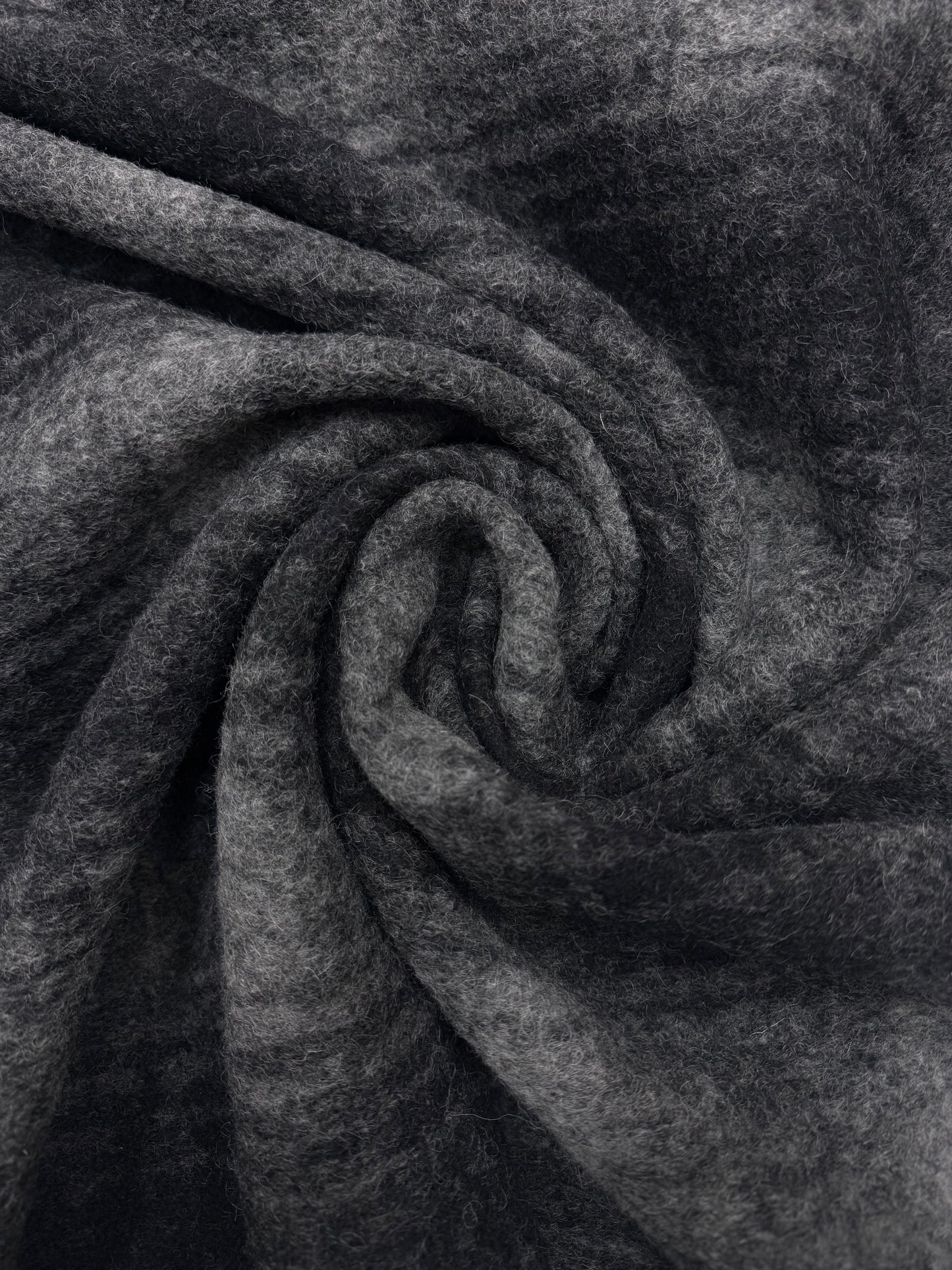 Wol mix furry ruit gebreid grijs zwart.