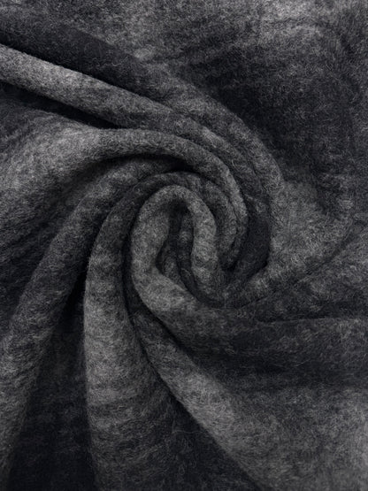 Wol mix furry ruit gebreid grijs zwart.