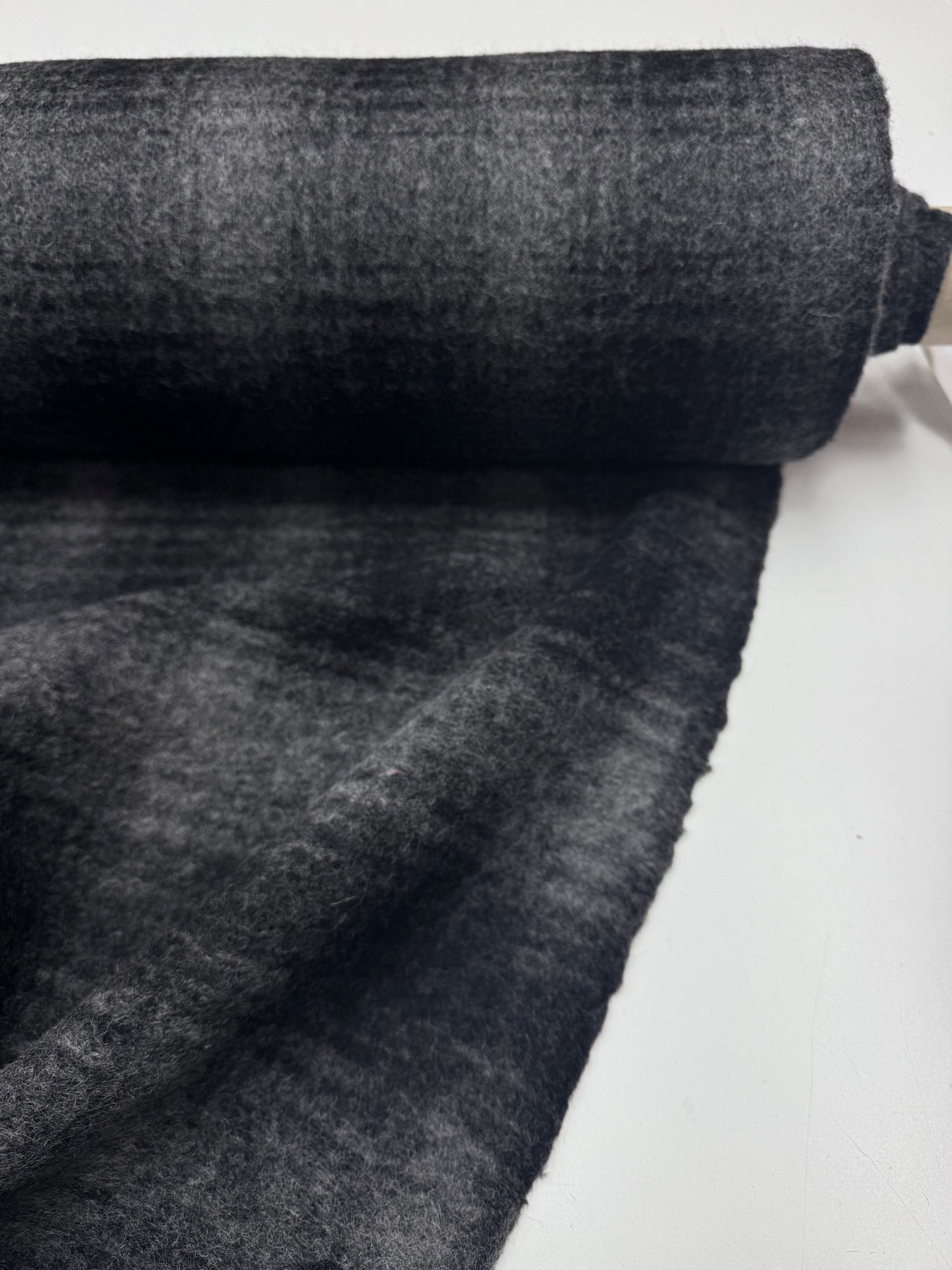 Wol mix furry ruit gebreid grijs zwart.