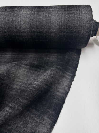 Wol mix furry ruit gebreid grijs zwart.