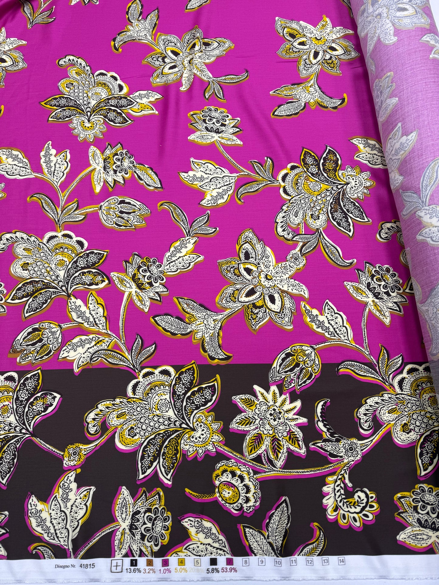 Viscose satijnbinding Paisley roze bruin