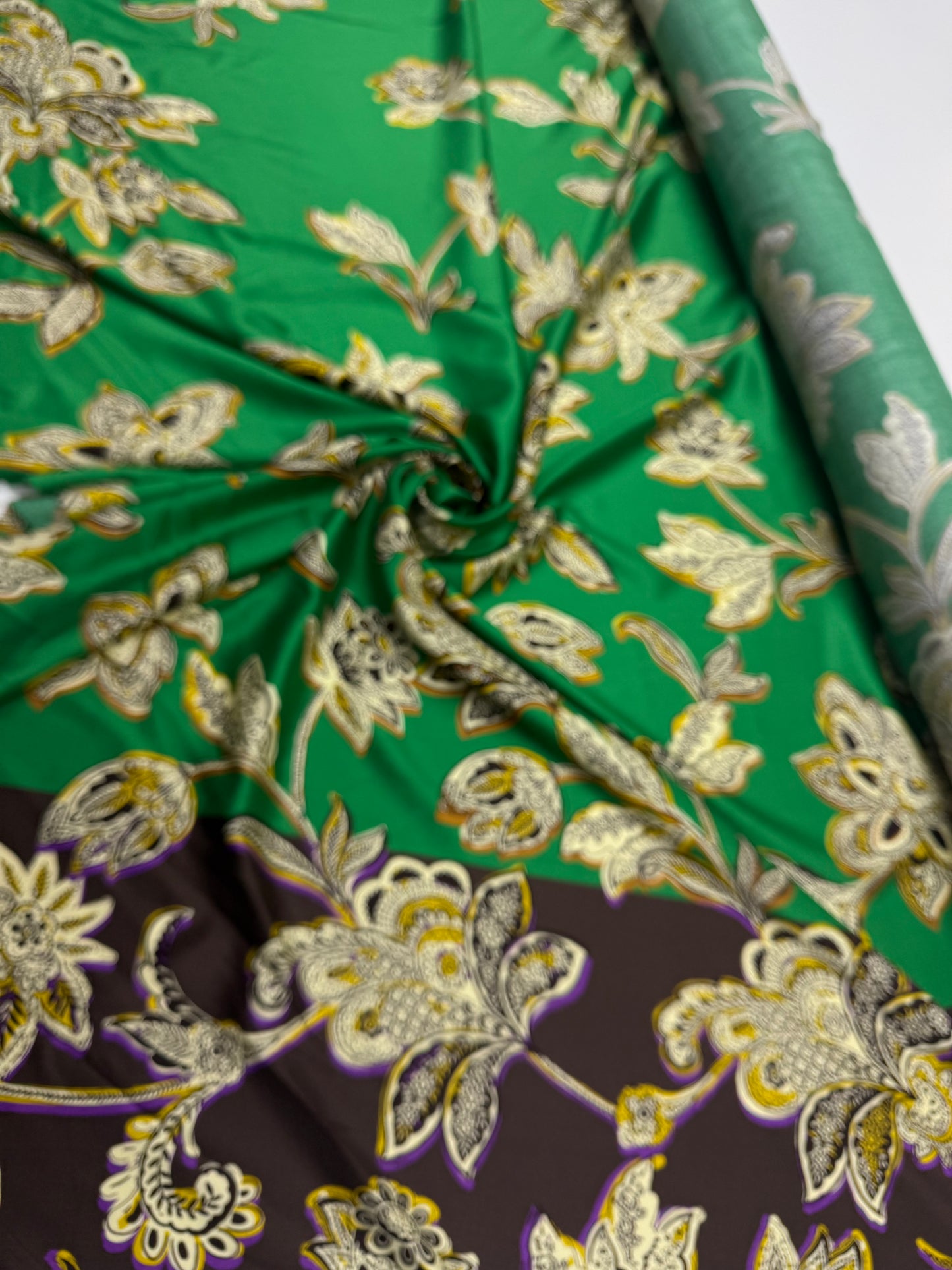 Viscose satijnbinding Paisley groen bruin