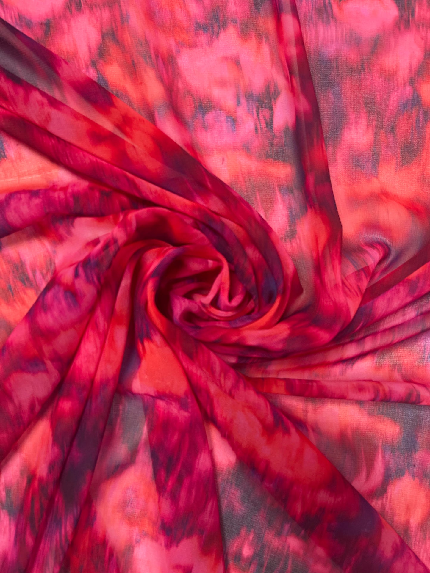 Polyester ( 50% recycled) voile in abstracte print paars rood blauw roze