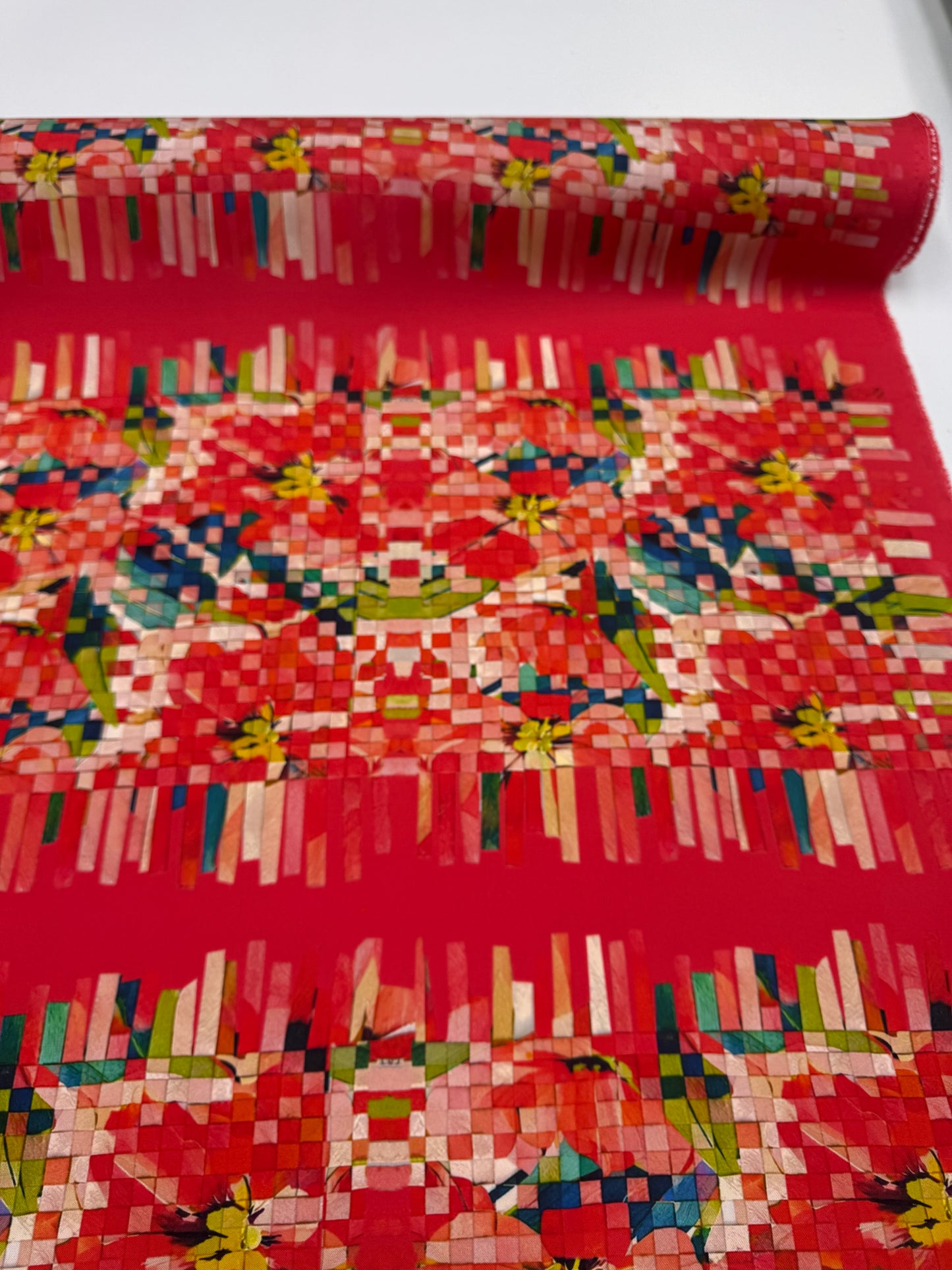 SS2026 Zijden twill met exclusief dessin matje koraal.