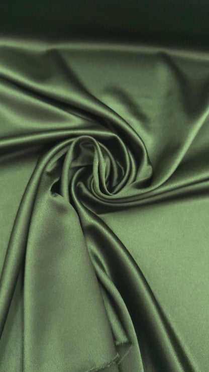 Crepe satijn Cady olijf groen