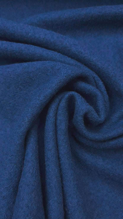 Gekookte wol helder blauw.