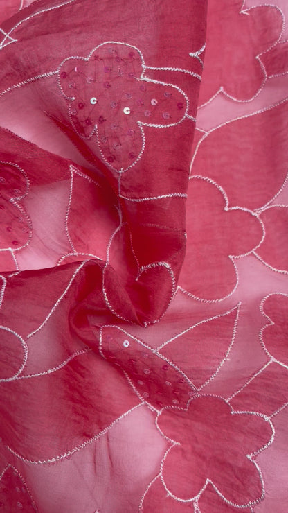 Zijden organza met bloemen koraal rood borduursel en palietten