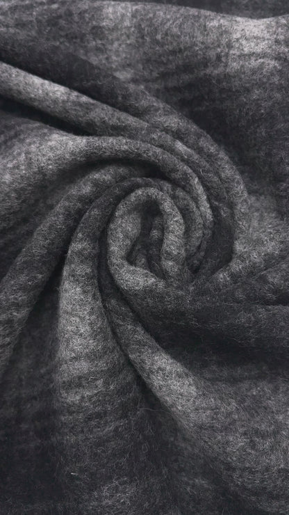 Wol mix furry ruit gebreid grijs zwart.