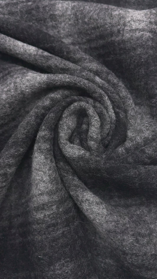 Wol mix furry ruit gebreid grijs zwart.