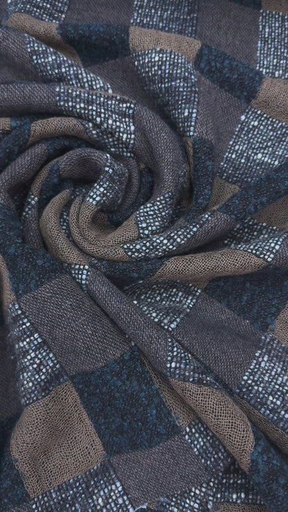 Geblokte wol blend Jaquard blauw tinten.