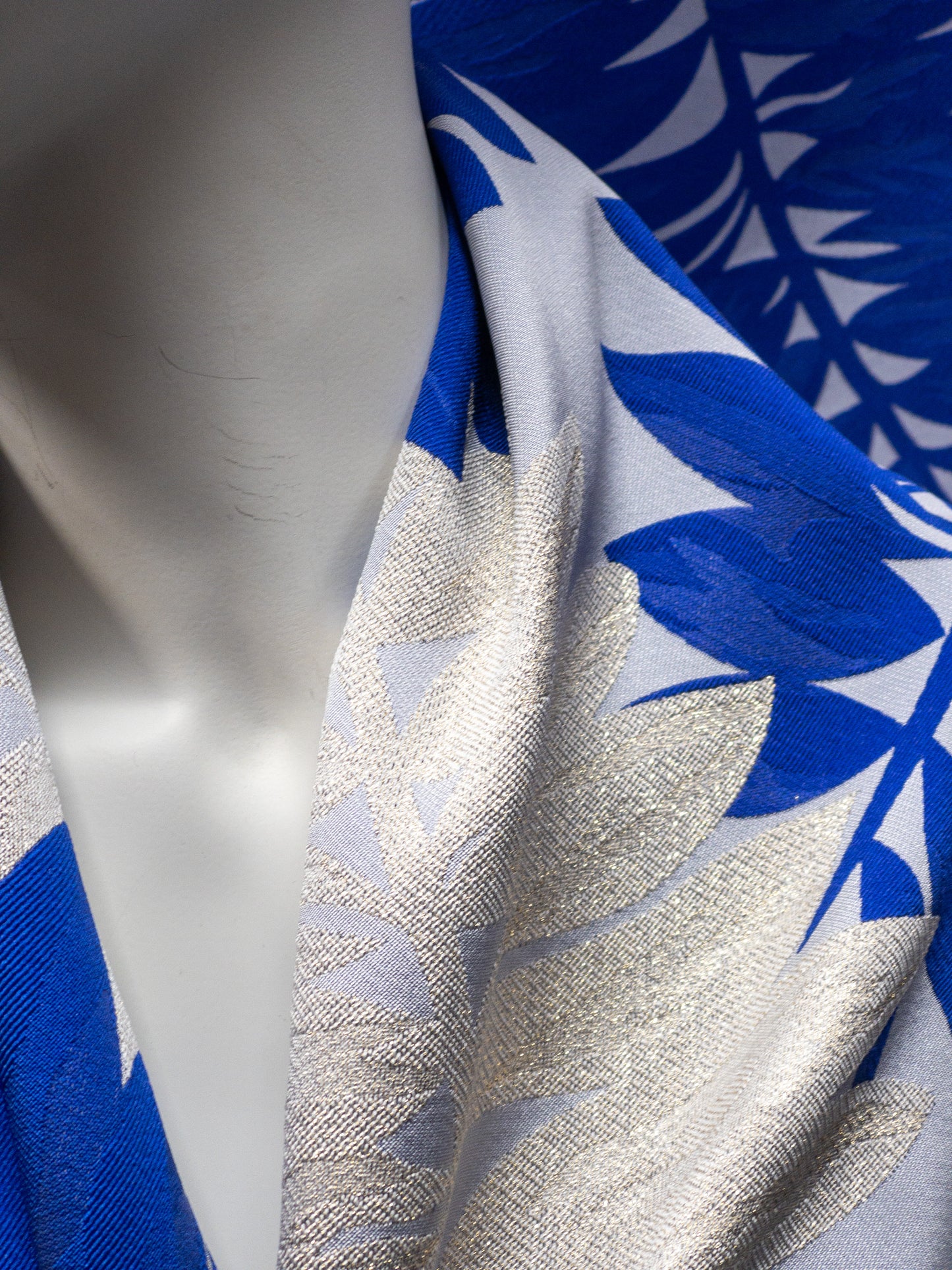 Jaquard lurex with cobalt silver leaves